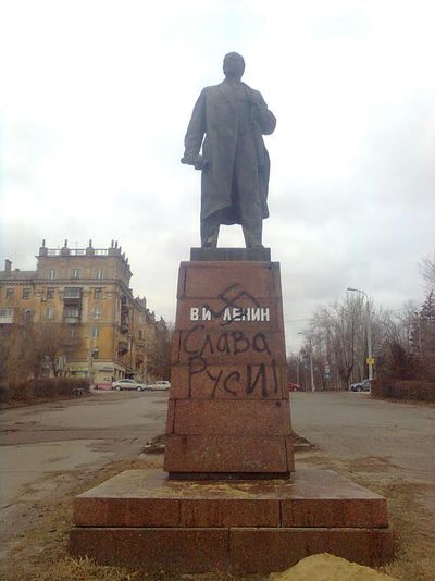 В Волгограде на памятнике Ленину появилась свастика