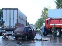 В Волгограде «девятка» врезалась в фуру 