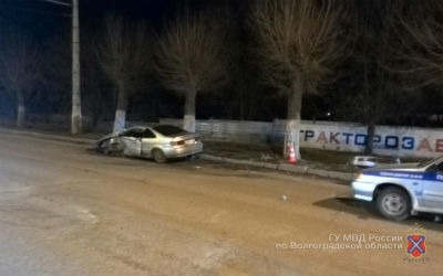 В Волгограде иномарка въехала в дерево