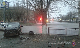 В Волгограде «Ниссан Кашкай» протаранил турникет и врезался в дерево