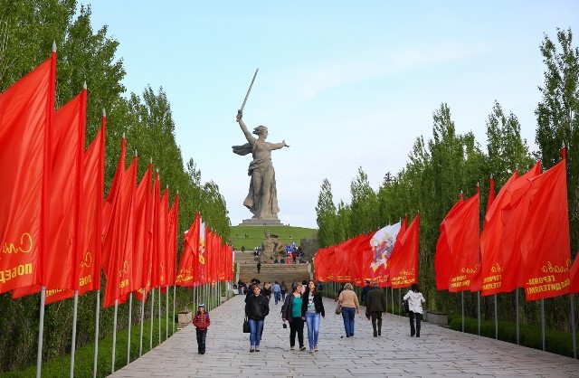 Волгоград украшают ко Дню Победы