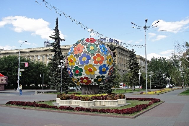 В центре Волгограда на месте светодиодного дерева появилась клумба