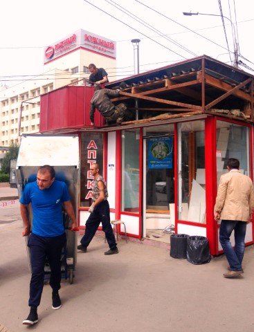 В центре Волгограда демонтировали незаконную аптеку