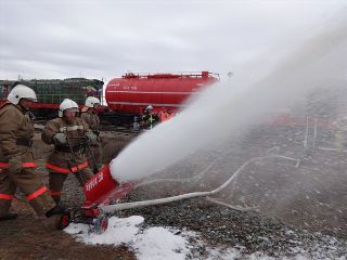 Пожарные поезда предназначены для тушения пожаров, проведения аварийно-спасательных работ в железнодорожном подвижном составе и на стационарных объектах ОАО «РЖД». Они участвуют и в ликвидации последствий аварийных ситуаций с железнодорожным подвижным составом, перевозящим опасные грузы. Каждый поезд оснащен специальным оборудованием, снаряжением и находится в постоянной готовности и в случае необходимости направляются в помощь подразделениям МЧС для ликвидации возможных очагов возгорания. Пожарные поезда вмещают до 210 тонн воды и 5-10 тонн пенообразователя. Кроме того, они оснащены установкой комбинированного пожаротушения «Пурга», лафетными пожарными стволами «Комбитор», способными подавать пену и воду на расстояние до 70 метров, техническими средствами, позволяющими перекачивать за 60 минут опасные грузы из аварийных цистерн непосредственно на месте аварии или даже на расстоянии от магистрали. Учитывая сложную пожароопасную ситуацию в Волгоградской области, на летний период поезда, дислоцирующиеся на станциях Котельниково, Арчеда  и Петров Вал были дополнительно оснащены цистернами с водой.  *** На полигоне Приволжской железной дороги фиксируется высокая температура воздуха. С учетом наступления летнего пика пассажирских перевозок и насыщенности грузового движения, значительное повышение температуры воздуха требует дополнительных мер для обеспечения безопасности движения поездов. Напомним, что железнодорожниками постоянно проводится профилактическая работа, выполняется комплекс противопожарных мероприятий – проводится опашка и очистка полосы отвода от сухой растительности.