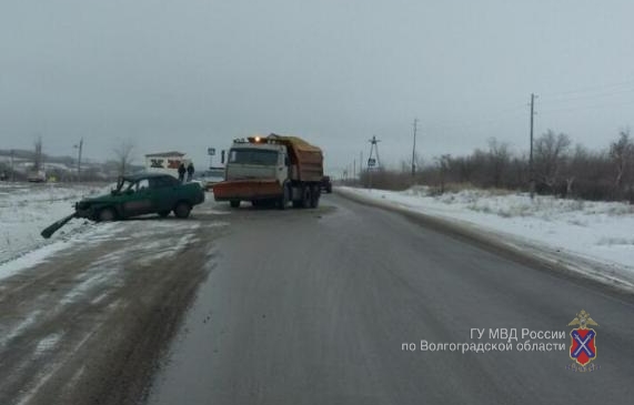 Под Волгоградом ВАЗ влетел в КАМАЗ: пострадал водитель легковушки