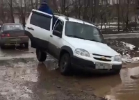 В Волгограде внедорожник провалился в яму