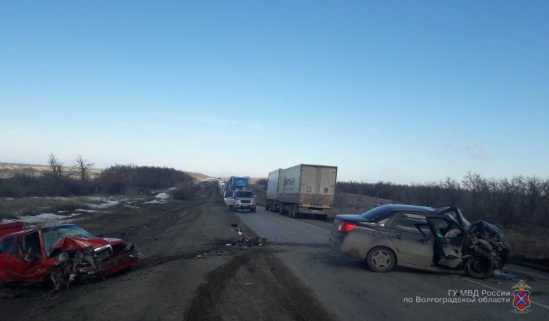 Под Волгоградом в тройном ДТП погибла женщина