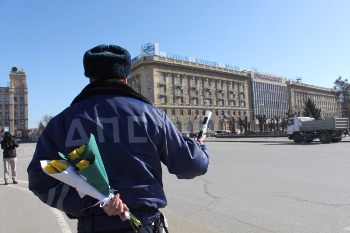 В Волгограде на дорогах дежурил «цветочный патруль»