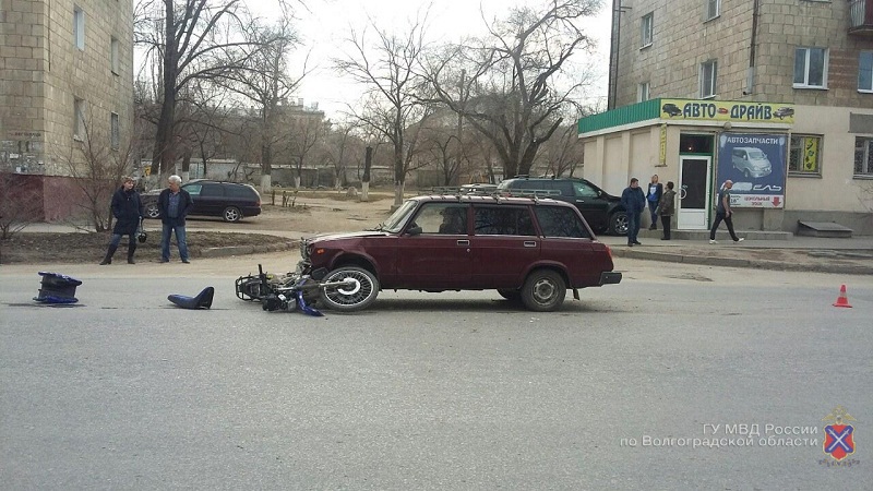 На севере Волгограда мотоцикл влетел в  ВАЗ: двое пострадавших