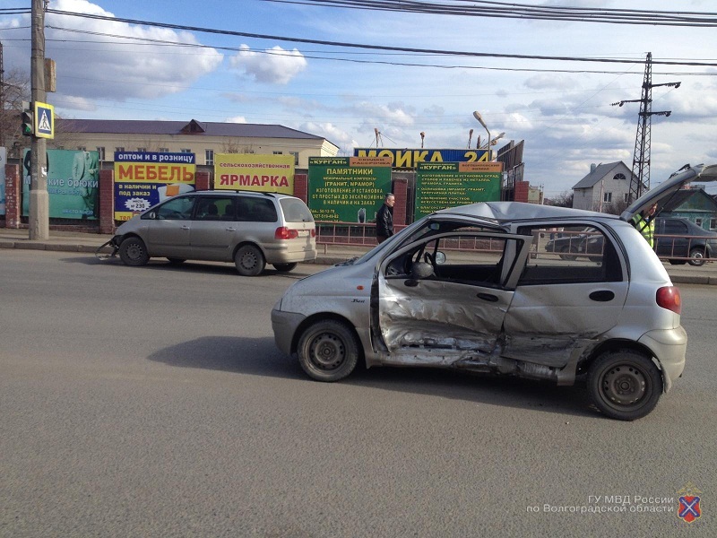 В Волгограде при столкновении двух иномарок пострадала женщина