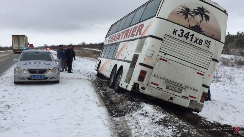 Под Волгоградом пассажирский автобус слетел в кювет