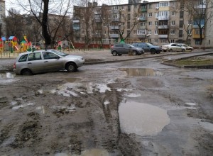 В Волгограде легковушка застряла в огромной луже