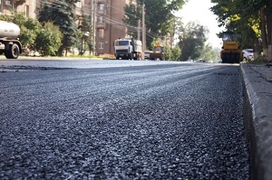 В Тракторозаводском районе кладут новый асфальт