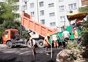 В центре Волгограда восстанавливают внутридворовые проезды