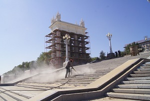 На Набережной укрепляют центральную лестницу