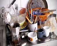 Почему нельзя оставлять грязную посуду на ночь: опасная примета