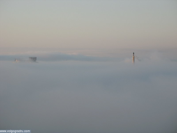 Вокзальный шпиль с высоты птичьего полёта над туманом. небо, облака, Очевидное