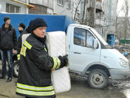 В Волгограде жильцы разрушенного дома вывозят вещи