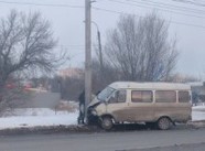 В Волгограде маршрутное такси протаранило столб на Горной поляне 