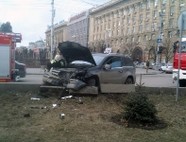 В Волгограде внедорожник протаранил гранитный парапет на проспекте Ленина