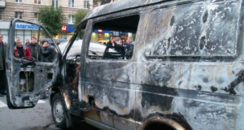 В центре Волгограда сгорела машина