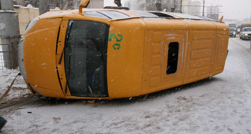 Маршрутка повстречалась со столбом