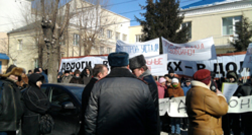 Сторонники губернатора попросили экс-мэра «выйти вон»