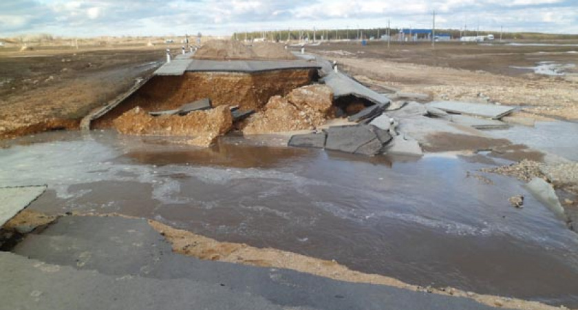 Во Фроловском районе наступающая вода крушит дороги