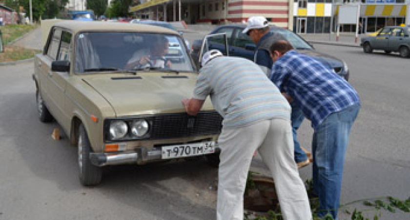 За сутки два автомобиля наехали на один и тот же открытый люк 