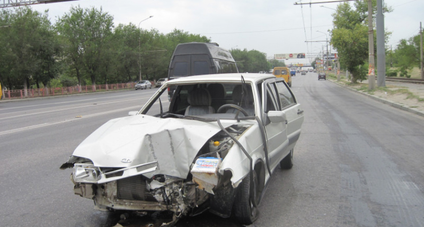 Волгоградец врезался в столб и вылетел через лобовое стекло. ФОТО