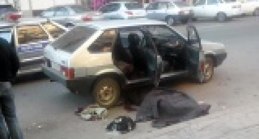 Пьяные лихачи сбили женщину и возили ее в автомобиле, пока она не скончалась