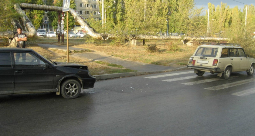 В Волгограде на мокрой дороге сбили 20-летнюю девушку
