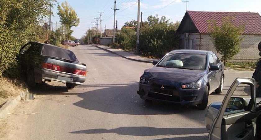 В Волгограде «Митсубиси» врезалась в «пятнадцатую»