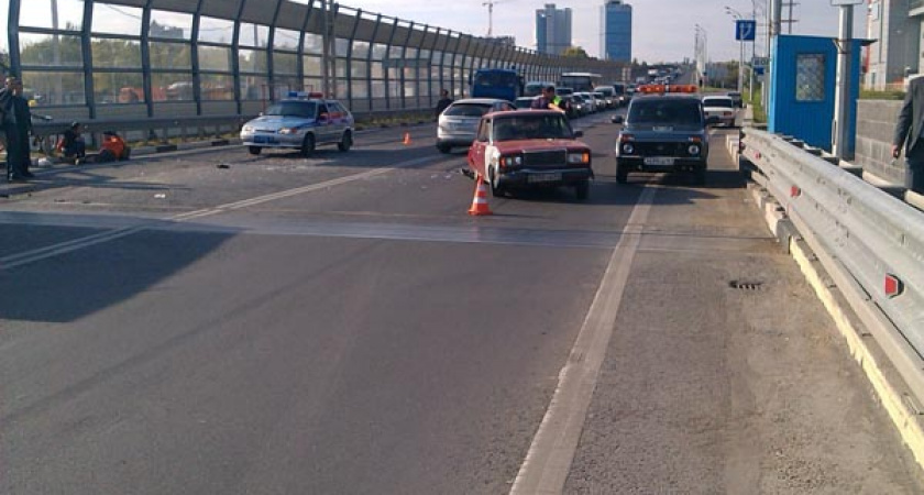 На «танцующем мосту» произошло крупное ДТП 