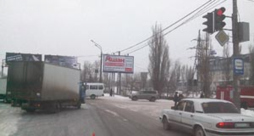 В Волгограде грузовик столкнулся с автомашиной