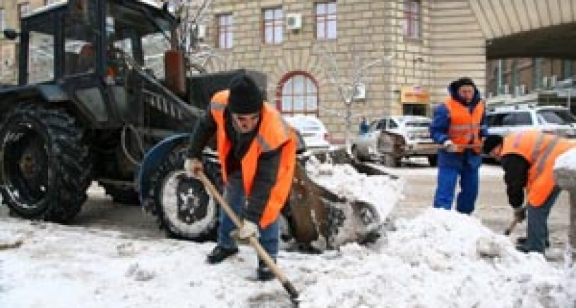 В Волгограде ночью убирали снег