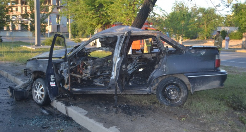 В Дзержинском районе Волгограда в ДТП сгорела автомашина