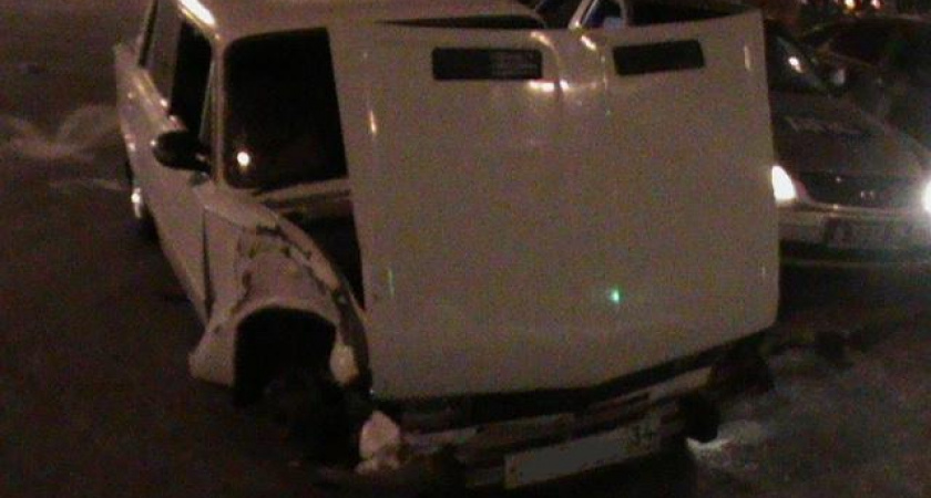 В Волгограде «Приора» столкнулась с автобусом 