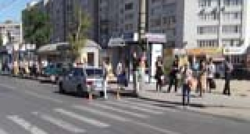 В Волгограде водитель въехал в остановку