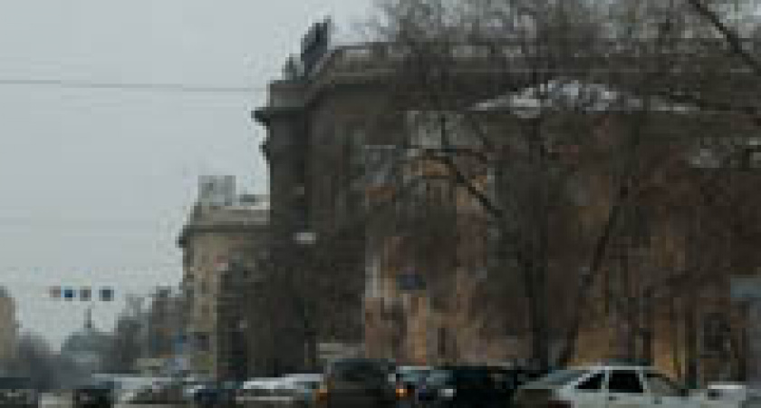 В Волгограде упавший с крыши лёд повредил автомобиль