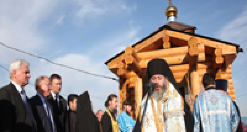 В станице Распопинской освятили деревянную Воскресенскую церковь