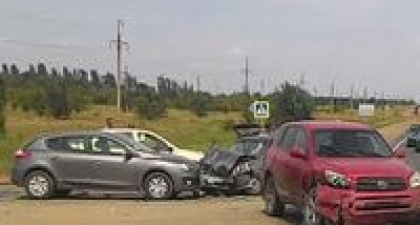 В Волгограде столкнулись сразу три автомобиля