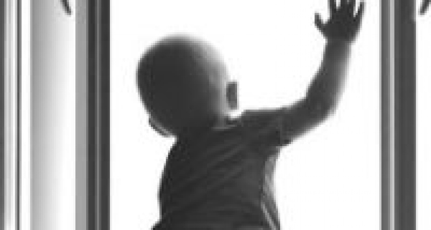 В Волжском 4-летний малыш выпал из окна второго этажа