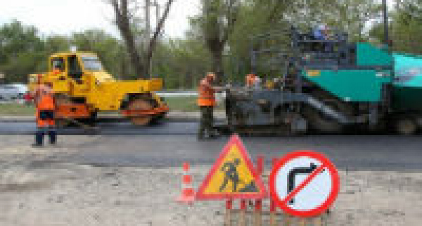 В Волгограде на улице Фадеева идут дорожные работы 