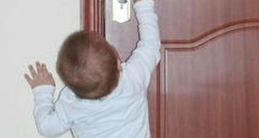 В Волгограде 3-летний малыш закрылся один в комнате