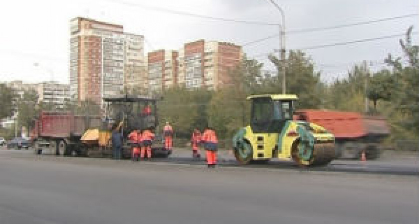 В Волгограде на проспекте  имени маршала Жукова укладывают новый асфальт