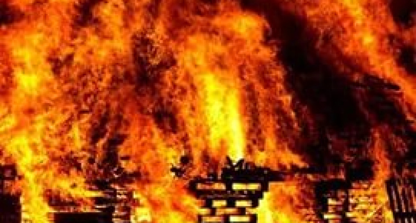 Под Волгоградом на пожаре заживо сгорела женщина и пострадал мужчина