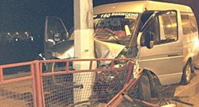 На севере Волгограда маршрутка №160 на полном ходу врезалась в столб