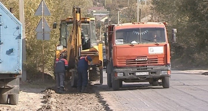 В Волгограде на улице Римского-Корсакова ведется дорожный ремонт