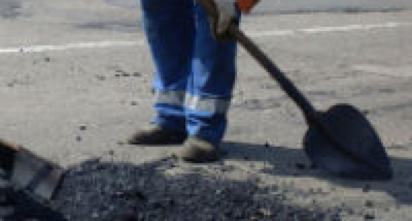 В Волгограде на улице Хользунова ведутся дорожные работы